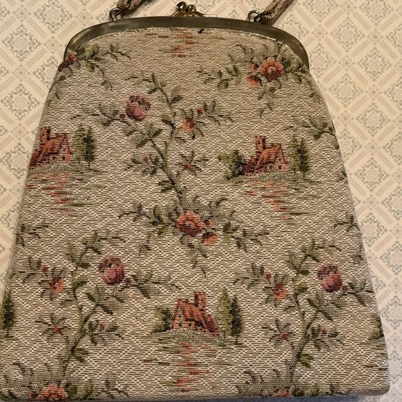 Vintage-Inspired Floral Clutch with Embellishments - Picture 4 of 15